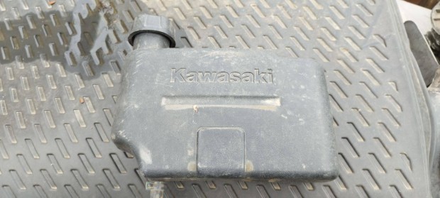 Kawasaki fűnyíró motorhoz gyári üzemanyag tank eladó