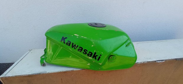 Kawasaki gpx600r zemanyag tank