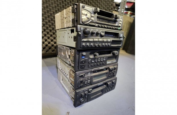 Kazett�s r�di�k egy csomagban (5db 5ezer ft)