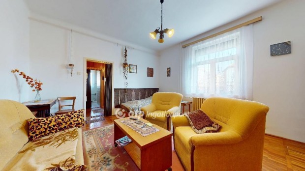 Kazincbarcikai elad� 44 nm-es lak�s