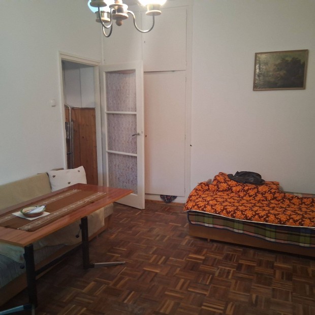 Kazinczy ltp első emeleti garzon lakás eladó