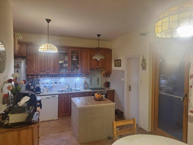 Kecel-hegyen 170nm-es, otthonos, csal�di h�z elad�