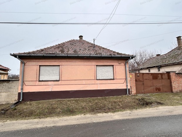 Kecelen k�tszob�s csal�di h�z elad�