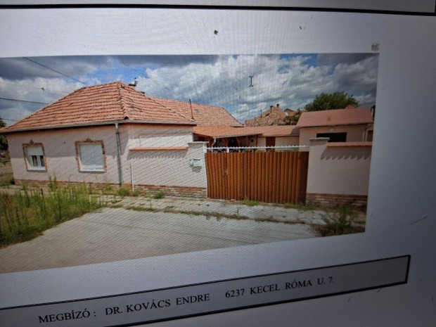 Kecelen teljesen felújitott 3 és fél szobás családi ház eladó