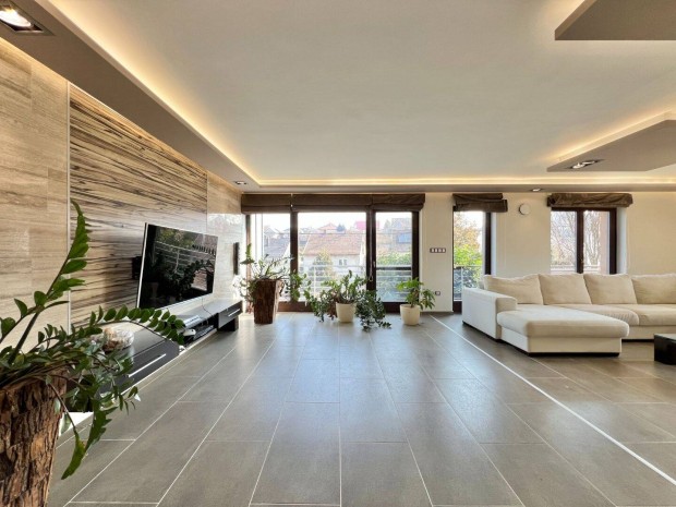 Kecelhegyen Exkluz�v Csal�di H�z Elad�