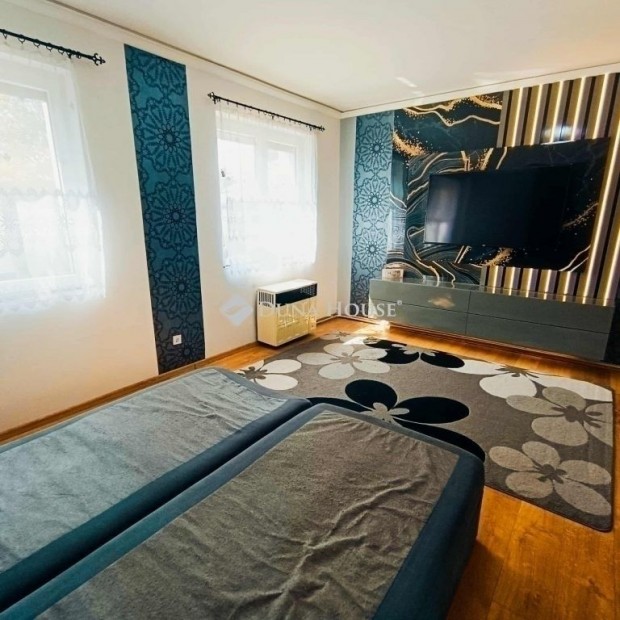 Kecskem�t Belv�ros�ban sorh�zi lak�s elad� !