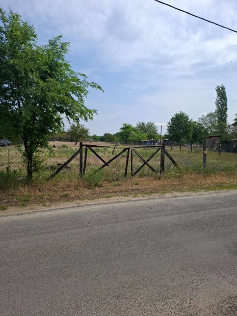 Kecskemét Felsőszéktóban, aszfalt út mellet 1700 m2-es telek eladó!
