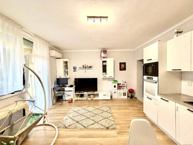 Kecskem�t M�kertv�rosban 2+1 szob�s, erk�lyes lak�s elad�!