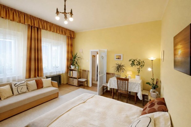 Kecskem�t Nagyk�r�si utc�n 12 m2 teraszos 1.emeleti t�glalak�s elad�