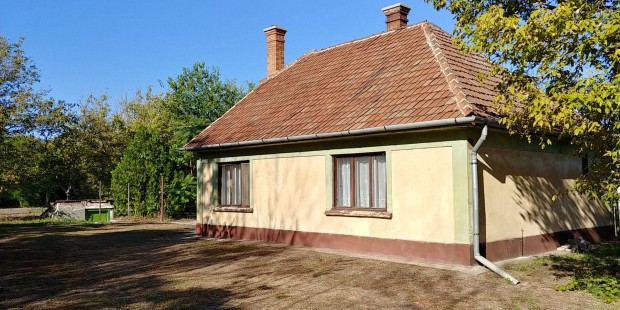 Kecskem�t Szolnoki �ton csal�di h�z 1050m2 telekkel elad�