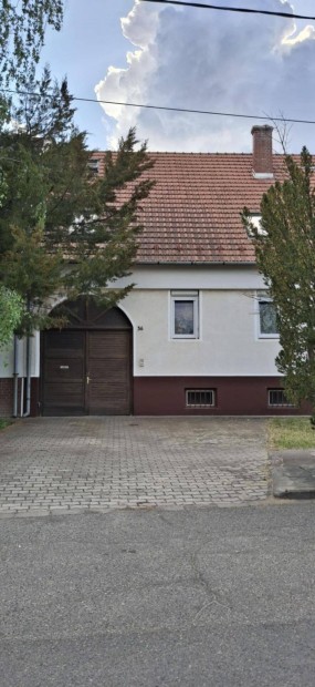 Kecskemét, Vacsiközben többgenerációs sorház