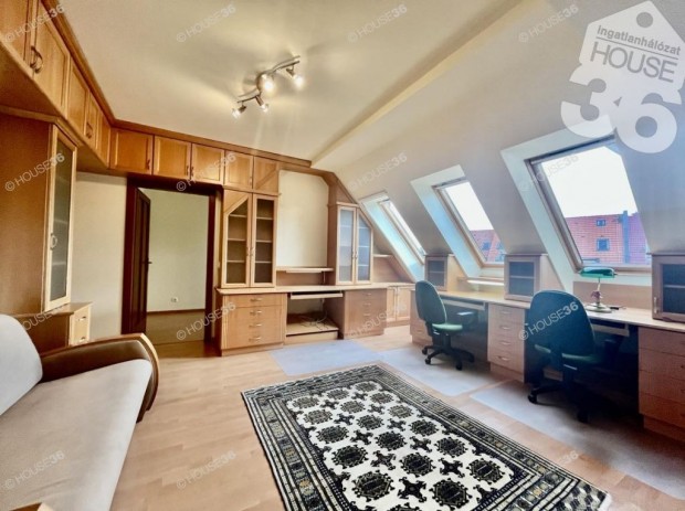 Kecskem�t belv�ros�ban, liftes, k�tszob�s lak�s irod�nak is kiad� !