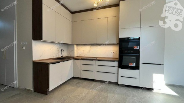 Kecskem�t belv�ros�ban luxus, nagy teraszos lak�s elad�!