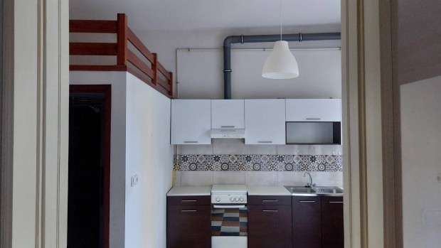 Kecskem�t belv�rosban 33nm kertes kislak�s kiad�