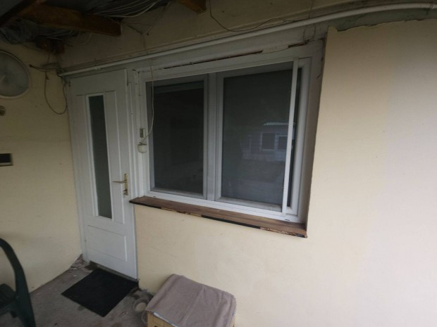 Kecskem�ten 20 nm kis udvari lak�s kiad�