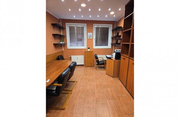 Kecskem�ten - A Belv�ros Sz�v�ben, Utcafronti Iroda Kiad�