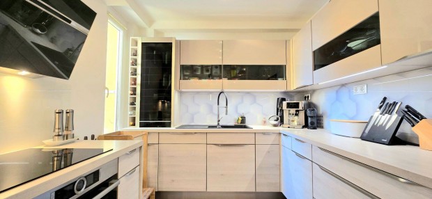 Kecskem�ten, a Battyh�ny utca elej�n 61 nm-es fel�j�tott lak�s Elad�!