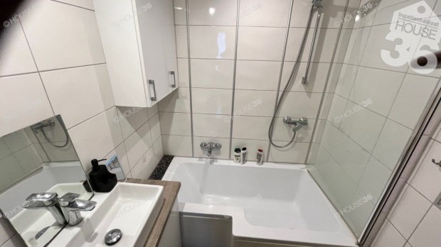 Kecskem�ten a Sz�chenyiv�rosban, 2 szob�s, erk�lyes lak�s elad�!