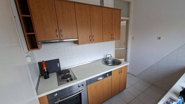 Kecskem�ten erk�lyes 2 szob�s lak�s kiad�!