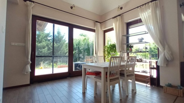Kecskeméten kiadó új építésű 140 m2 ház garázzsal, kerttel, bútorozva!