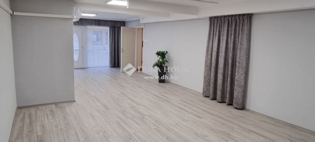 Kecskeméten üzlethelyiség akár lakásnak akár irodának eladó!