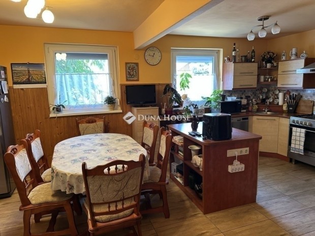 Kecskem�ti 120 nm-es h�z elad�