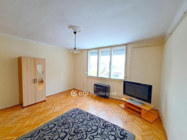 Kecskem�ti 38 nm-es lak�s elad�