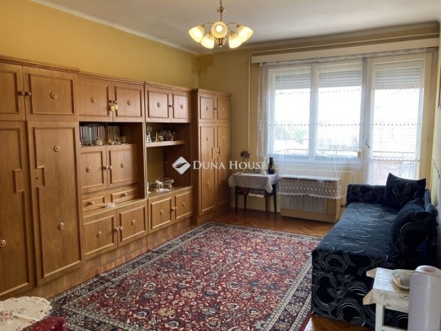 Kecskem�ti 48 nm-es lak�s elad�