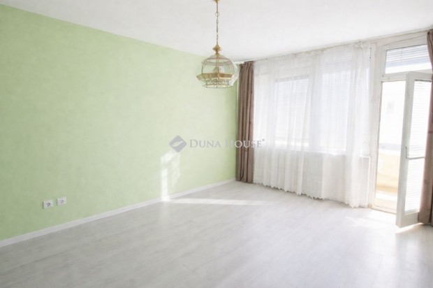 Kecskem�ti 49 nm-es lak�s elad�