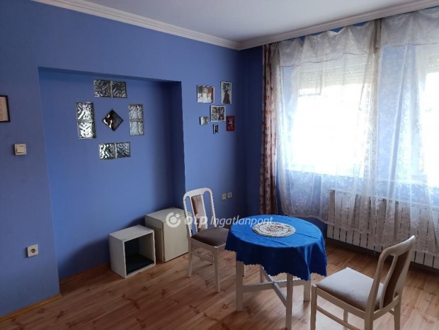 Kecskem�ti 68 nm-es lak�s elad�