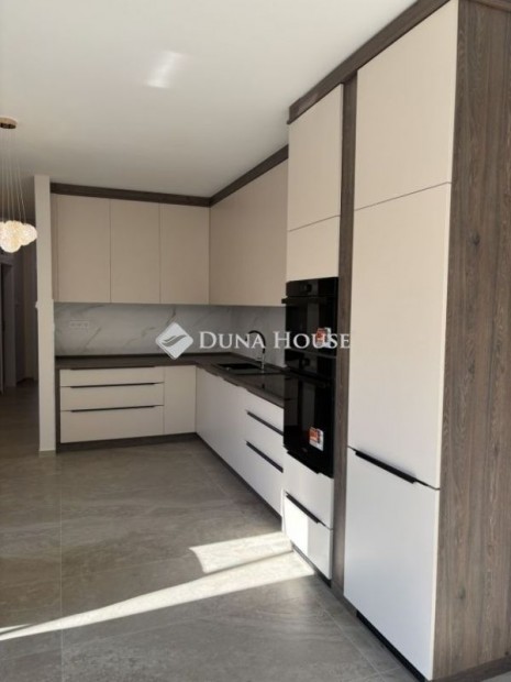 Kecskem�ti 70 nm-es lak�s elad�