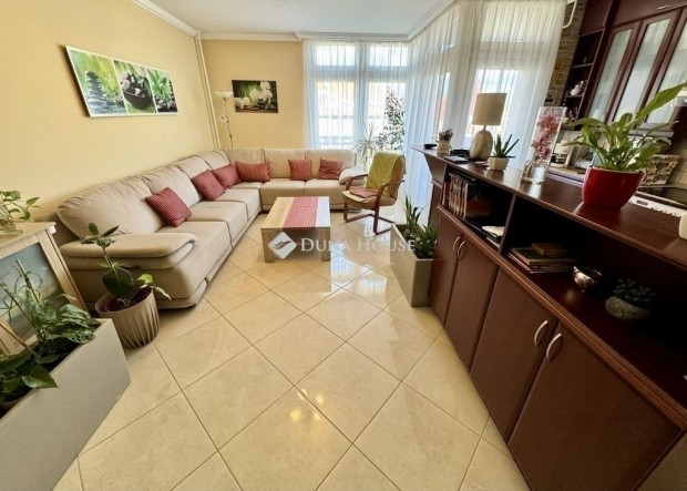 Kecskem�ti 83 nm-es lak�s elad�