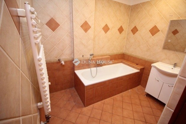 Kecskem�ti 98 nm-es lak�s elad�