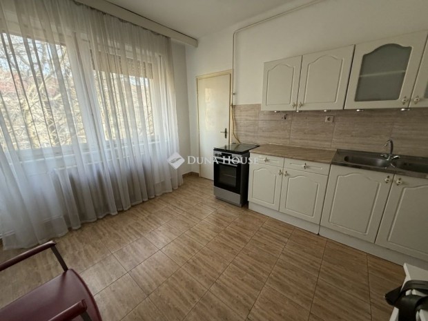 Kecskem�ti elad� 103 nm-es lak�s