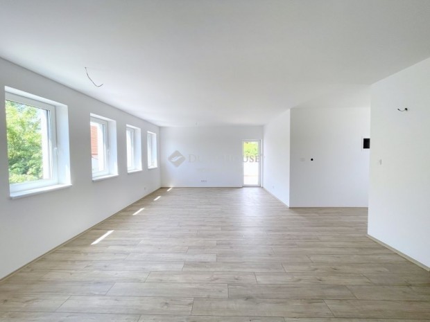 Kecskem�ti elad� 106 nm-es lak�s