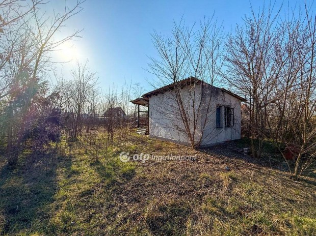 Kecskem�ti elad� 1083 nm-es telek