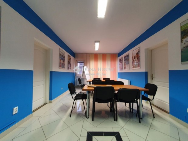 Kecskem�ti elad� 132 nm-es lak�s