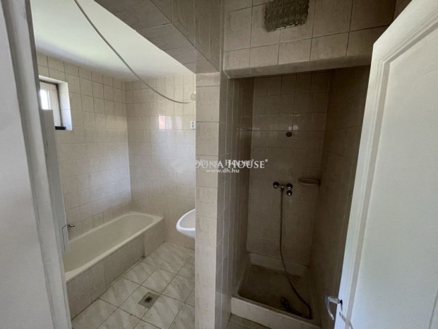 Kecskem�ti elad� 210 nm-es h�z