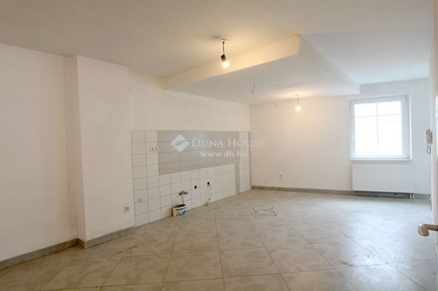 Kecskem�ti elad� 220 nm-es h�z