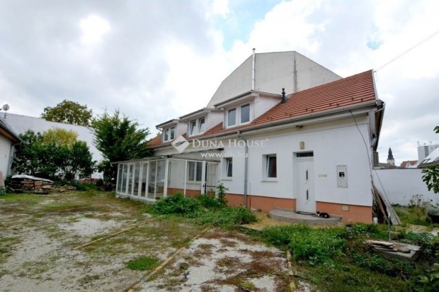 Kecskem�ti elad� 220 nm-es h�z