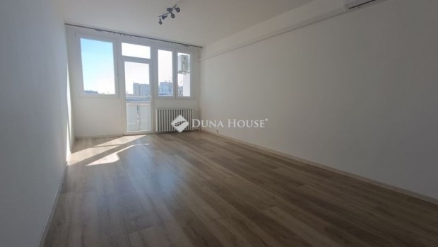 Kecskem�ti elad� 54 nm-es lak�s