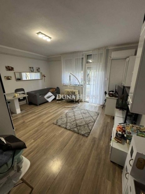 Kecskem�ti elad� 56 nm-es lak�s