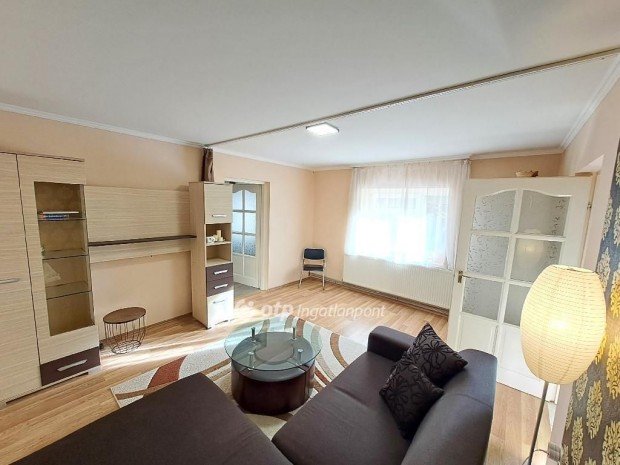 Kecskem�ti elad� 58 nm-es lak�s