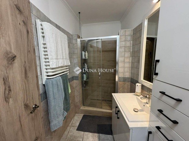 Kecskem�ti elad� 58 nm-es lak�s