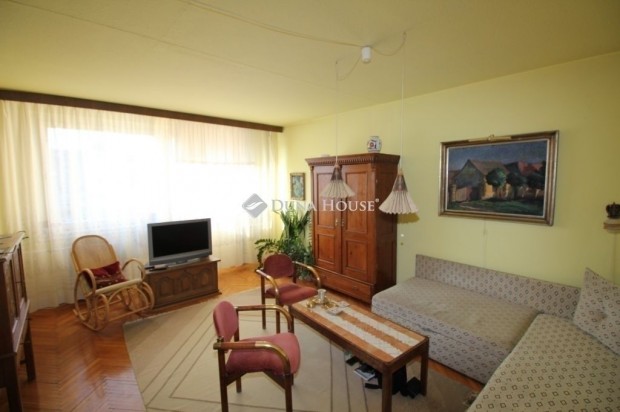 Kecskem�ti elad� 62 nm-es lak�s