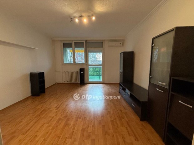 Kecskem�ti elad� 63 nm-es lak�s