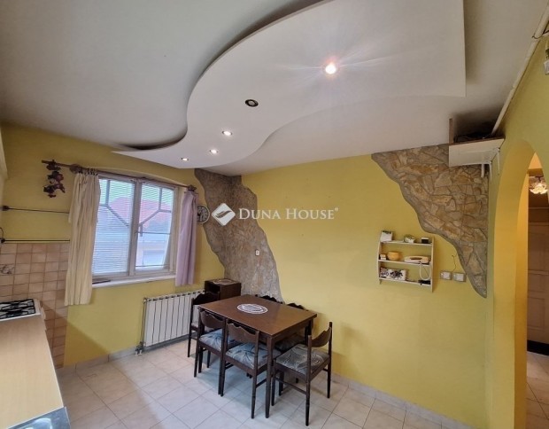 Kecskem�ti elad� 68 nm-es lak�s