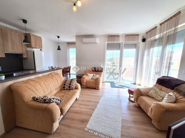 Kecskem�ti elad� 71 nm-es lak�s