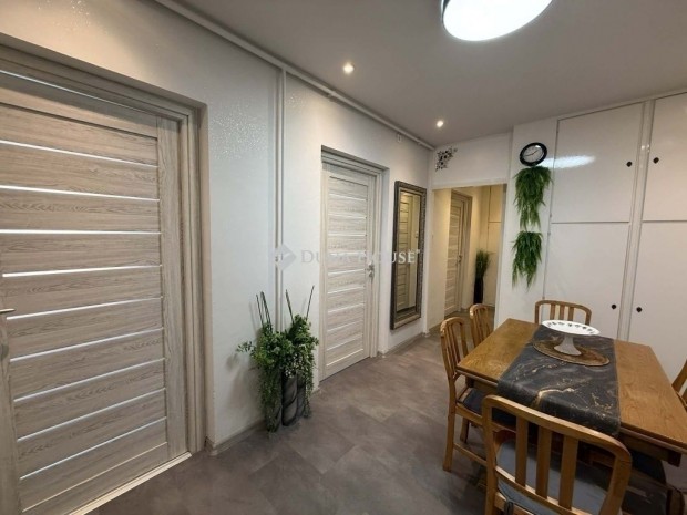 Kecskem�ti elad� 73 nm-es lak�s