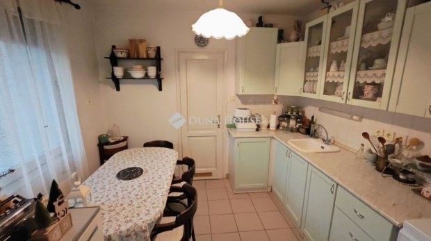 Kecskem�ti elad� 74 nm-es lak�s